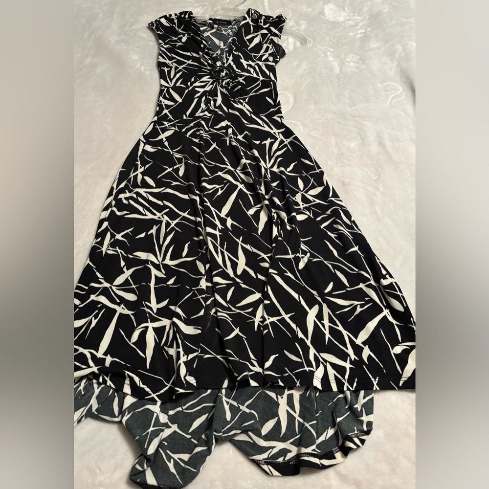 B.Smart Cap Sleeve V-Neck Dress Size Small. Black & White Pattern.